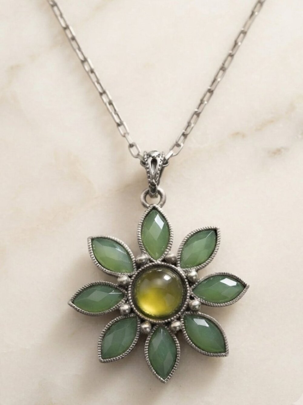 Vintage Y2K Boho Green Floral Pendant Necklace – Whimsical Botanical
